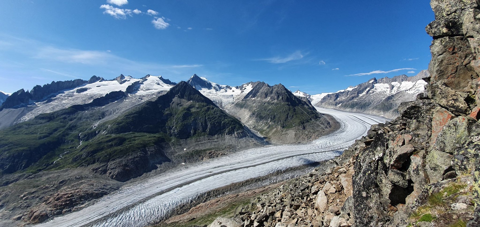Az Aletsch-gleccser kanyargó jégfolyama a svájci Alpokban